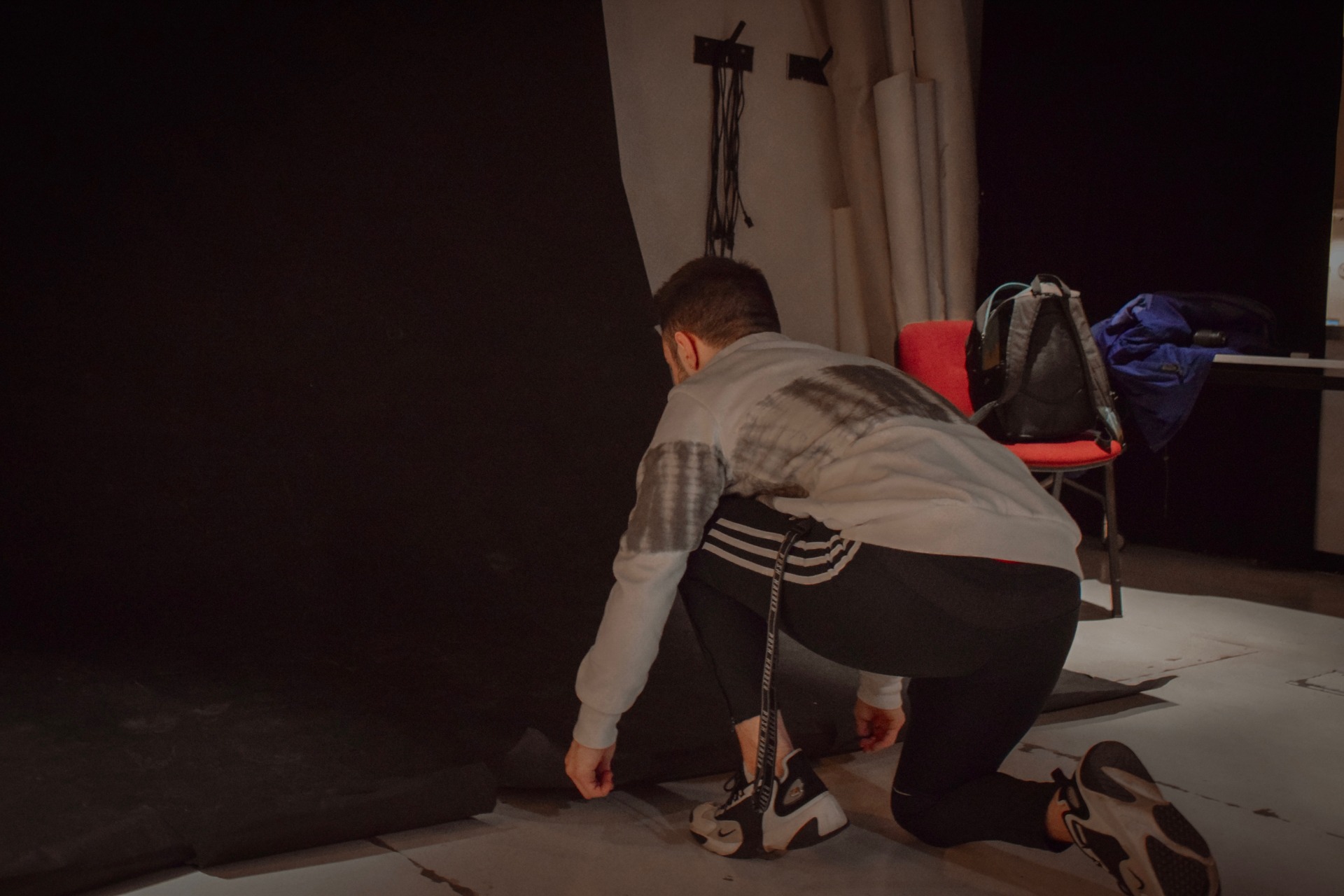 Fotógrafo organizando el estudio